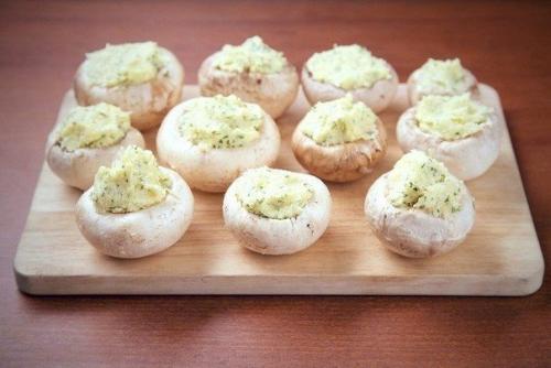 Фаршированные шампиньоны.  Ингредиенты: 06