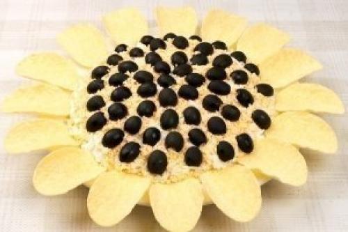 Салат Подсолнух.  Наверное, многие слышали об этом салате, но далеко не каждому приходилось готовить его лично. 09