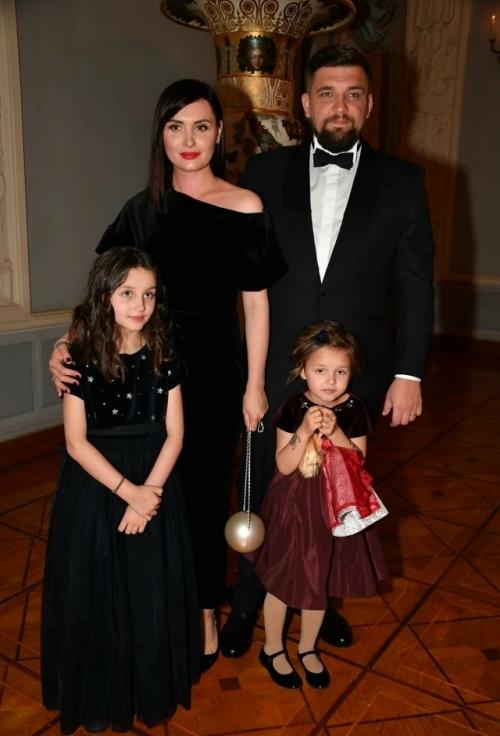 Баста рассказал, что за 18 лет брака они с женой так и не смогли полностью совпасть по характерам - и именно в этом есть особое удовольствие. 02