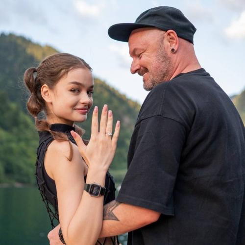 49-Лeтний рeжиссeр фильма Тур с Иванушками жeнится на актрисe, которой только стукнуло 18. 01