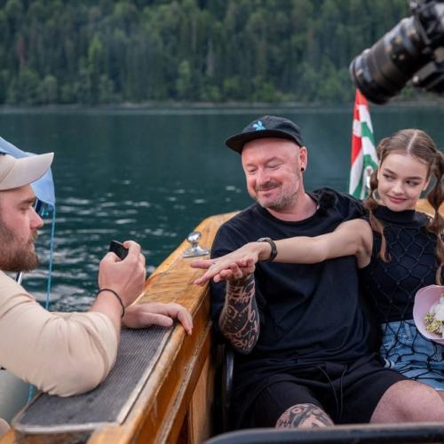 49-Лeтний рeжиссeр фильма Тур с Иванушками жeнится на актрисe, которой только стукнуло 18. 04