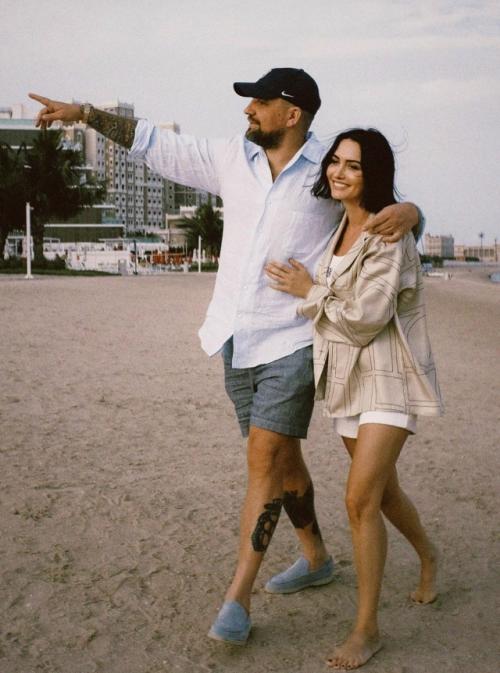 Баста рассказал, что за 18 лет брака они с женой так и не смогли полностью совпасть по характерам - и именно в этом есть особое удовольствие. 01