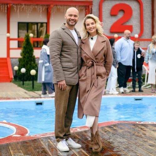 Ведущий дома-2 Андрей Черкасов и его жена Кристина устроили гендер - пати, на которой узнали пол будущего ребенка. 02