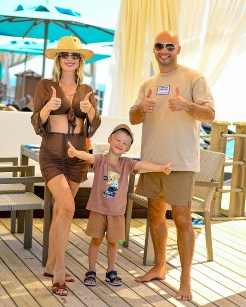 Ведущий дома-2 Андрей Черкасов и его жена Кристина устроили гендер - пати, на которой узнали пол будущего ребенка. 03