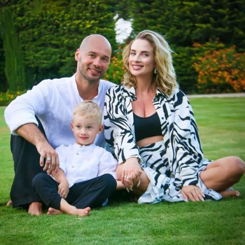 Ведущий дома-2 Андрей Черкасов и его жена Кристина устроили гендер - пати, на которой узнали пол будущего ребенка. 05