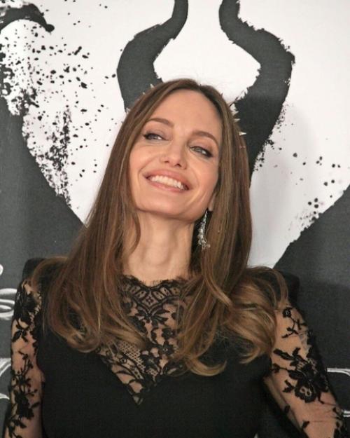 Как вам платье Анджелины Джоли на премьере малефисенты 2? 01