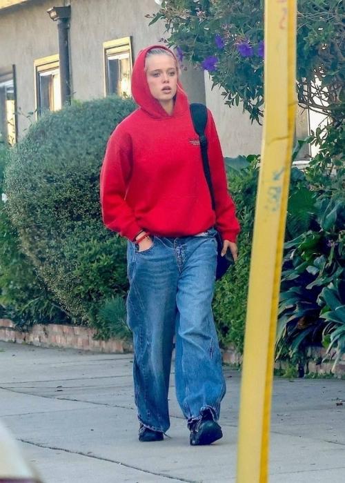 Сейчас старшая дочь Анджелины Джоли и Брэда питта - 19-летняя Шайло - выглядит именно так.  