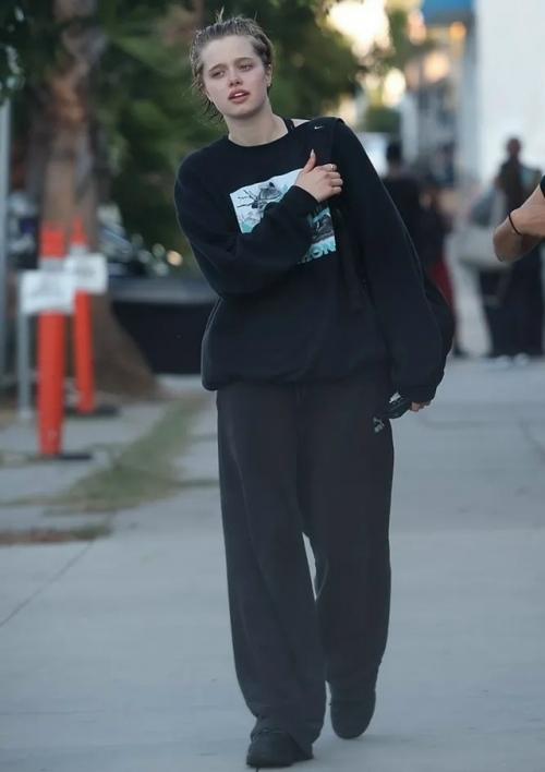 Сейчас старшая дочь Анджелины Джоли и Брэда питта - 19-летняя Шайло - выглядит именно так. 01