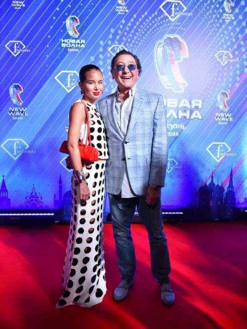 Оказывается, Аврора славится своими Умными Рассуждениями - по крайней мере, так уверяют её преданные подписчики. 01