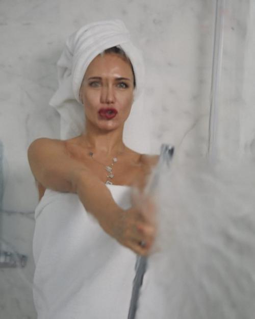 Актриса Екатерина Климова в душе такую фотосессию устроила. 01