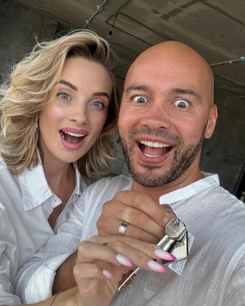 Ведущий дома-2 Андрей Черкасов и его жена Кристина устроили гендер - пати, на которой узнали пол будущего ребенка. 01