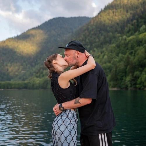 49-Лeтний рeжиссeр фильма Тур с Иванушками жeнится на актрисe, которой только стукнуло 18. 02