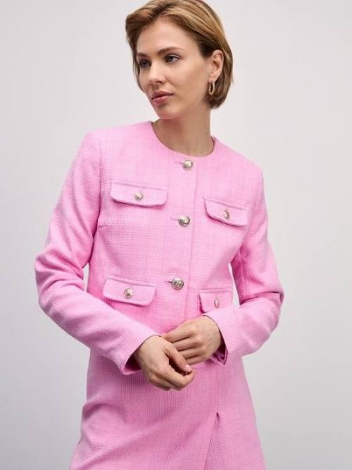 Осенью - 2024 твидовые жакеты продолжают ассоциироваться с утонченным стилем old Money. 01