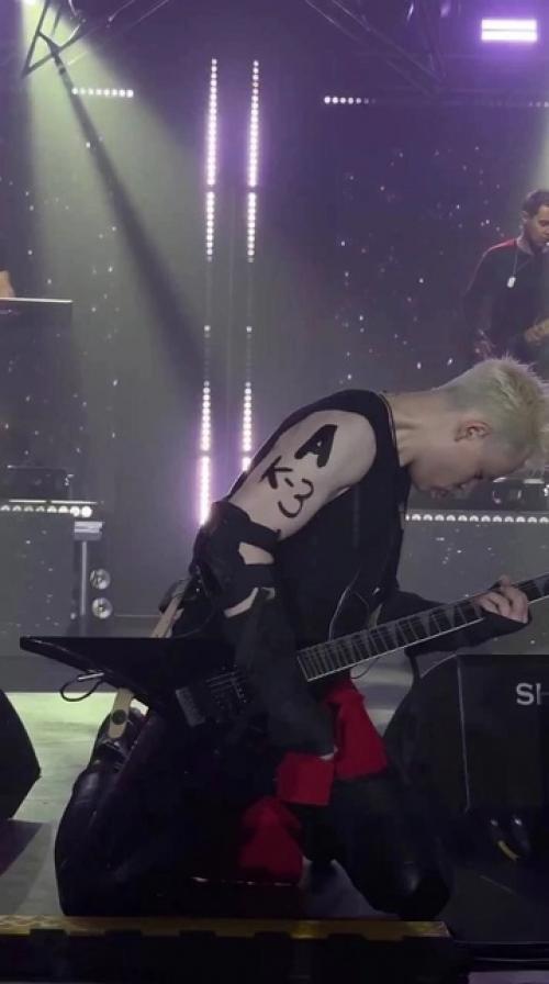 Шаман со слезами на глазах посвятил концерт в Липецке памяти ушедшего друга. 01