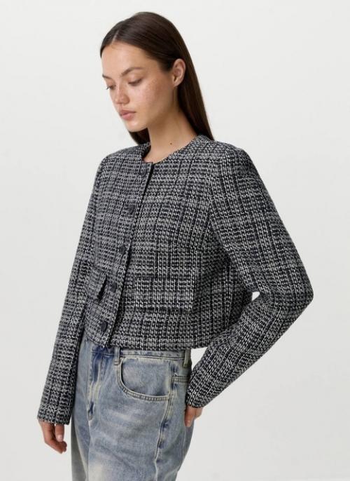 Осенью - 2024 твидовые жакеты продолжают ассоциироваться с утонченным стилем old Money. 03