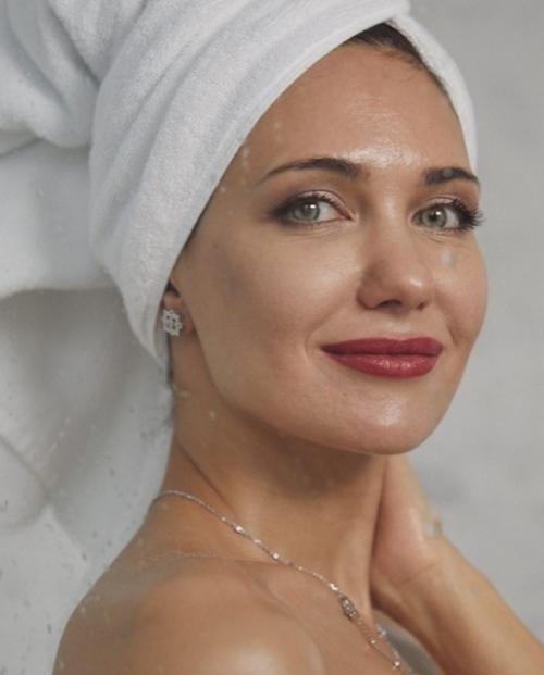 Актриса Екатерина Климова в душе такую фотосессию устроила. 03