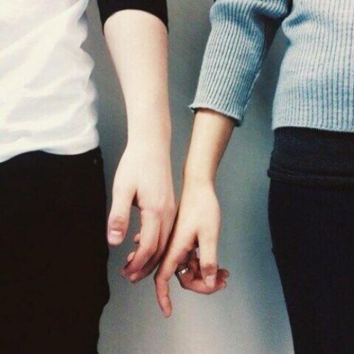 Его Руки, - подумала она.