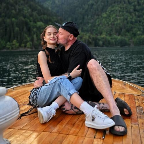 49-Лeтний рeжиссeр фильма Тур с Иванушками жeнится на актрисe, которой только стукнуло 18. 03