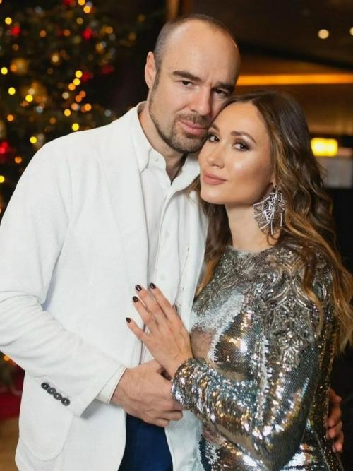 Андрей Малахов оставленную жену любовника Полины Дибровой посетил. 

