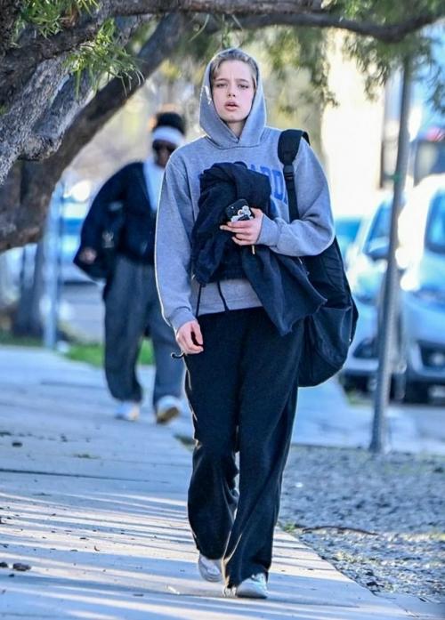 Сейчас старшая дочь Анджелины Джоли и Брэда питта - 19-летняя Шайло - выглядит именно так. 02