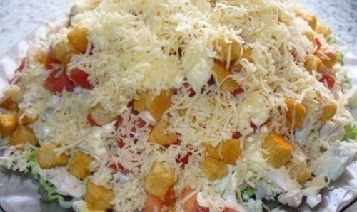 Салат с курицей, сыром и сухариками.