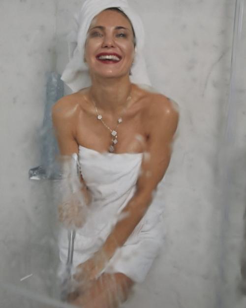 Актриса Екатерина Климова в душе такую фотосессию устроила.