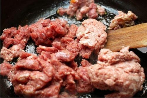 Спагетти болоньезе.  Даже в итальянских источниках существуют вариации соуса болоньезе, не говоря уж об общемировой практике. 02