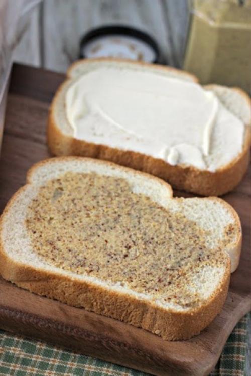 Сытный сэндвич с сыром и ветчиной. 01