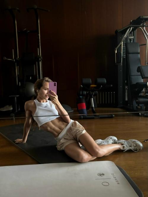 Пока мы мечтаем о вкусных салатиках, Стеша Маликова активно работает над своей формой, чтобы блистать в новый год. 01