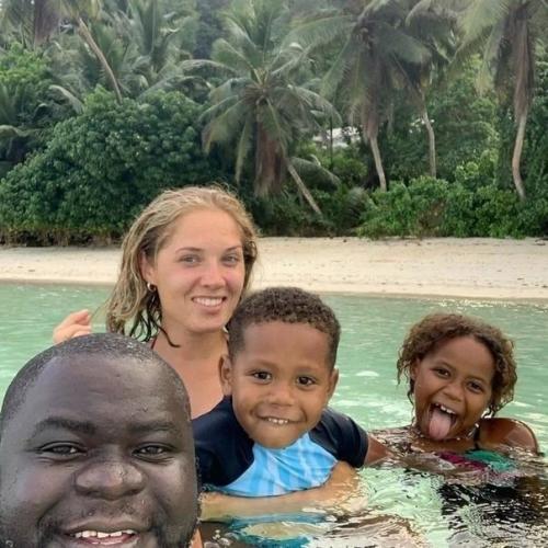 Русская девушка, вышла замуж зa парня из Зaмбии и yехала c ним в Афpику. 02