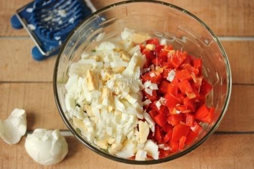 Салат Шедевр с курицей и сладким перцем отлично подойдет к новогоднему столу! 03