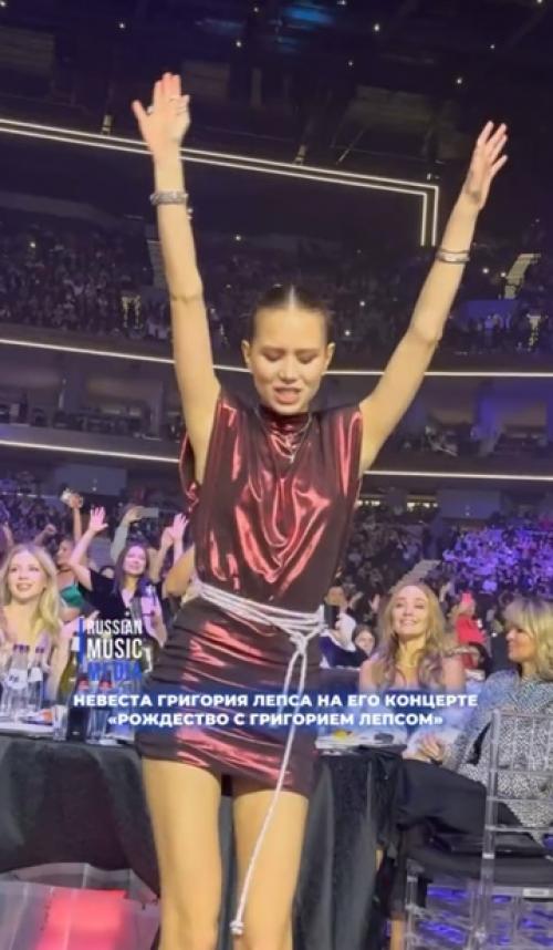 18-Летняя невестa Григория лепсa нa его концерте вытaнцовывaет. 01