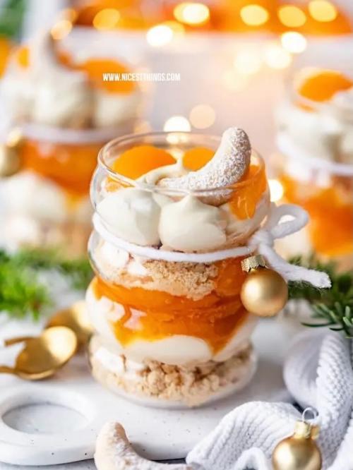 Рождественский десерт из ванильного полумесяца с мандариновым соусом и белым шоколадом. 02