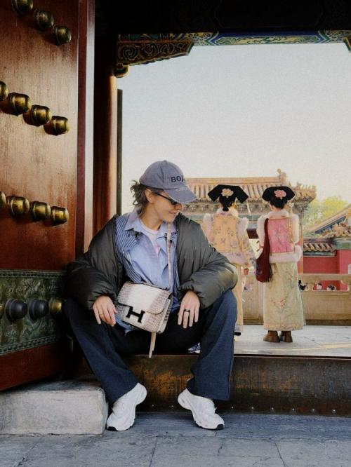 Ксению Собчак с костей затолкали китайские туристы - и никому там до них нет дела.

