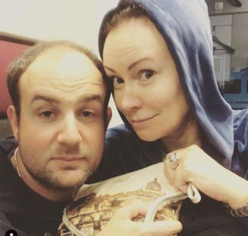 Нонне Гришаевой почти 50 лет, но выглядит она шикарно рядом со своим молодым супругом. 03