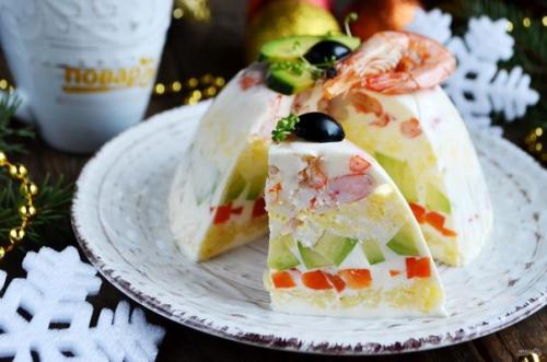 Заливной салат с креветками и авокадо. Заливной салат с креветками и авокадо.