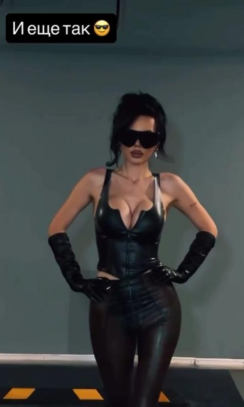 Оксана самойлова устроила фотосессию в образе анны седоковой роковой женщины. 
