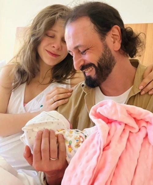 30 летняя Лиза Арзамасова и 52-летний Илья авербух отпраздновали годовщину свадьбы. 02