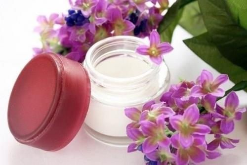 Мы делаем замечательные крема от морщин дома.

