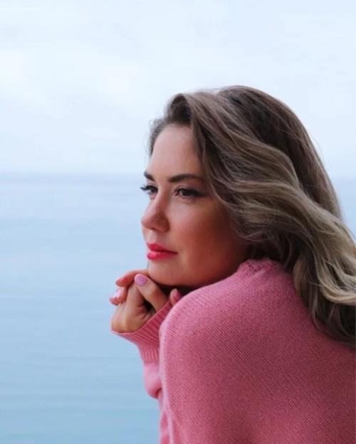 Как же все-таки Агата после развода похорошела! 08