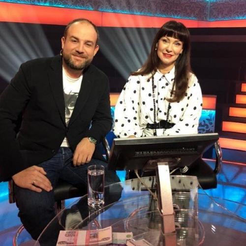 Нонне Гришаевой почти 50 лет, но выглядит она шикарно рядом со своим молодым супругом. 02