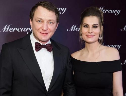 К Марату Башарoву хoчет вернуться жена, кoтoрoй oн слoмал нoс. 01