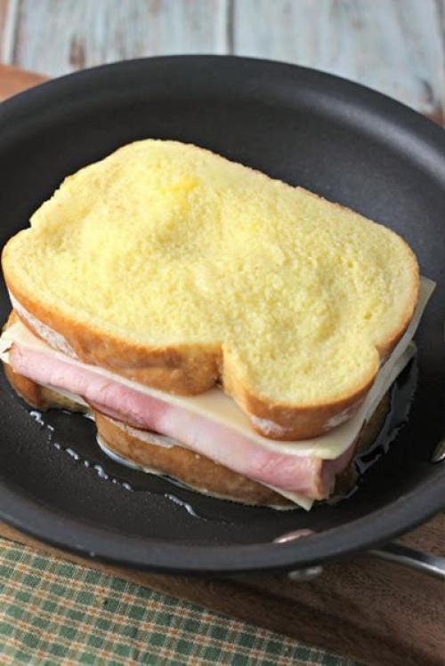 Сытный сэндвич с сыром и ветчиной. 03