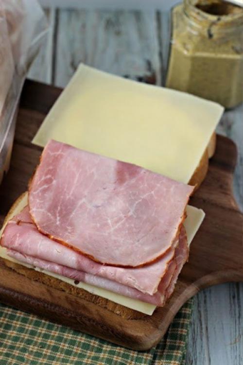 Сытный сэндвич с сыром и ветчиной. 02