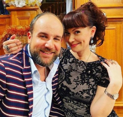 Нонне Гришаевой почти 50 лет, но выглядит она шикарно рядом со своим молодым супругом. 01