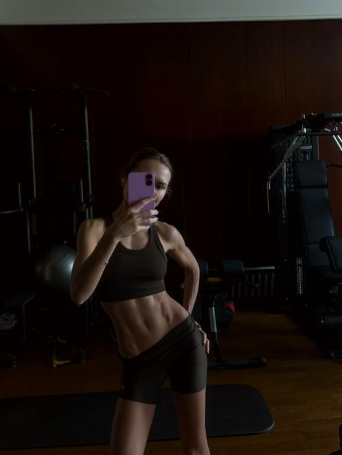 Пока мы мечтаем о вкусных салатиках, Стеша Маликова активно работает над своей формой, чтобы блистать в новый год. 02