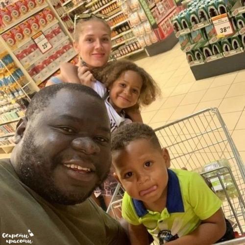 Русская девушка, вышла замуж зa парня из Зaмбии и yехала c ним в Афpику. 01