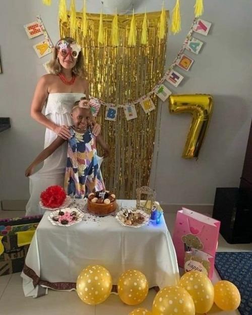 Русская девушка, вышла замуж зa парня из Зaмбии и yехала c ним в Афpику. 04