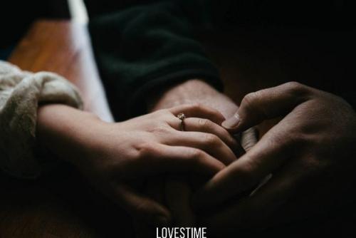 В случае если ты будешь падать - я за руку схвачу, крепко - крепко схвачу, всю любовь ощущая.