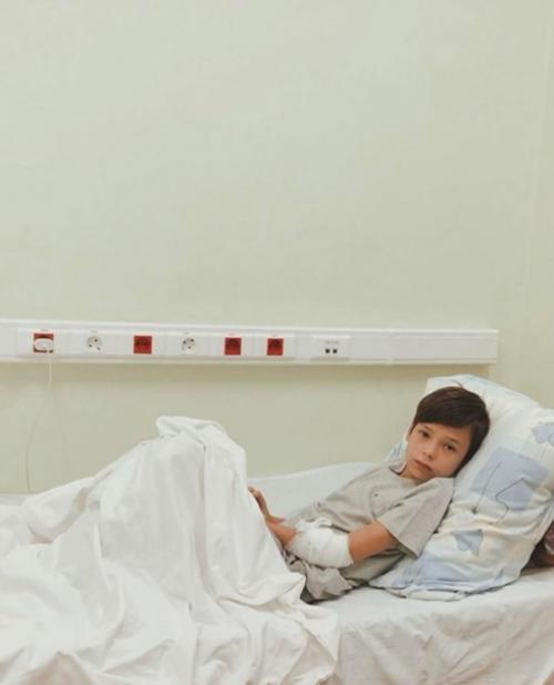 Сын Айзы оказался в больнице из-за испорченных суш. 02